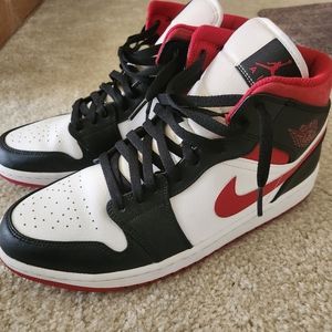 Air Jordan 1 Mid, Black White Gym Red